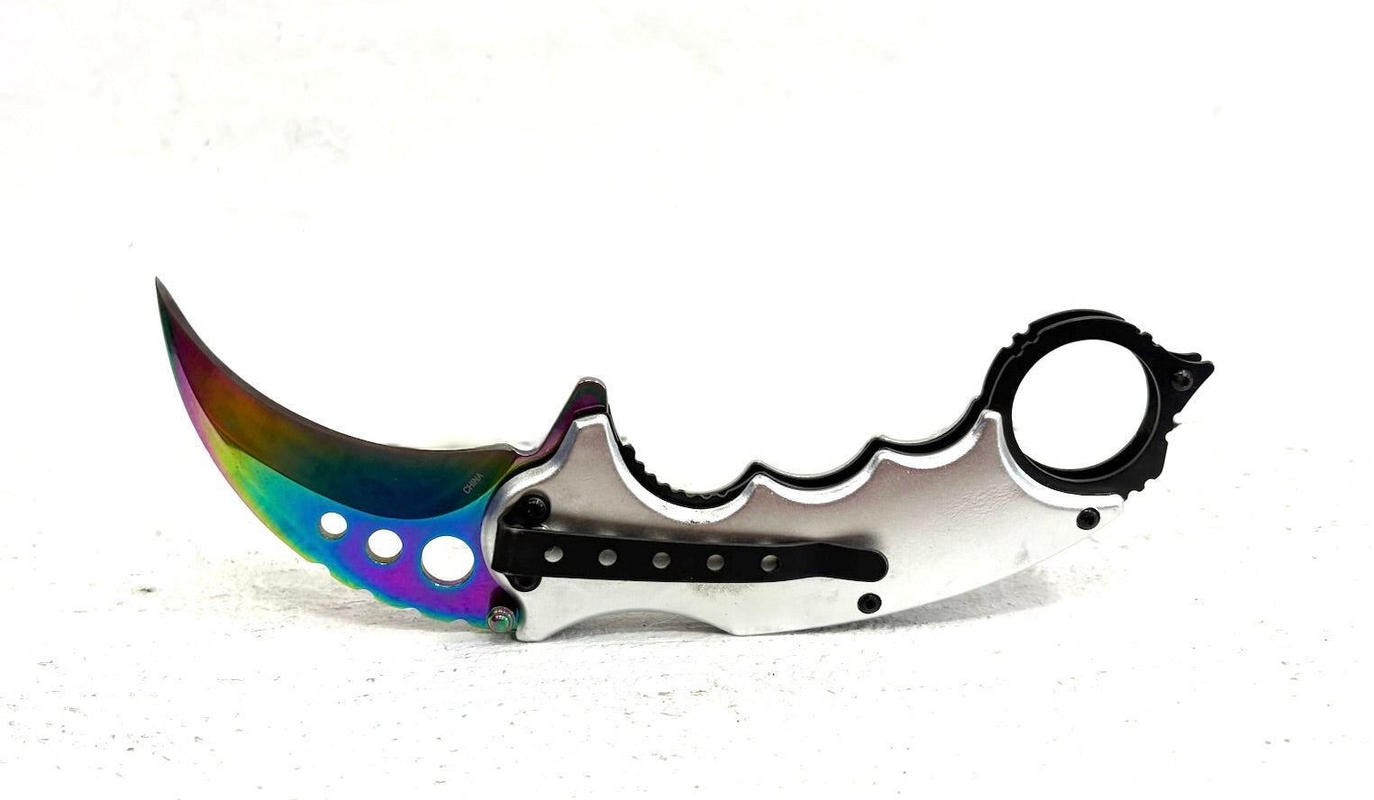 Karambit Knife: Dragon design handle