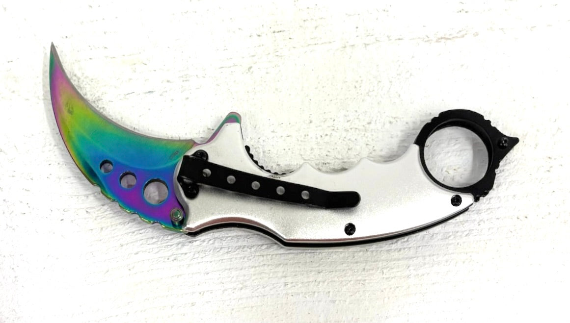 Karambit Knife: Dragon design handle