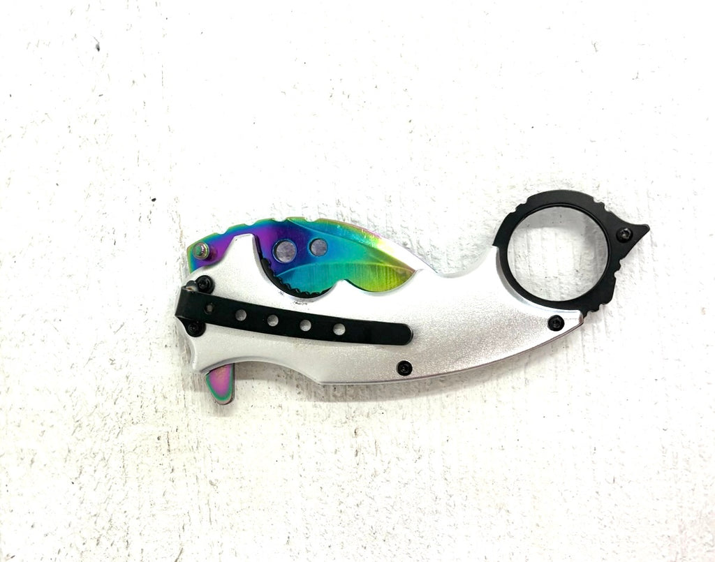 Karambit Knife: Dragon design handle