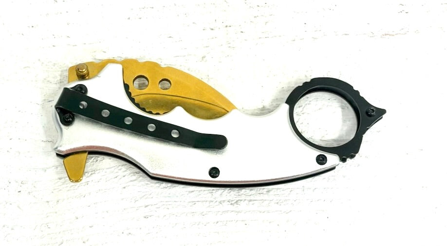 Karambit Knife: Dragon design handle