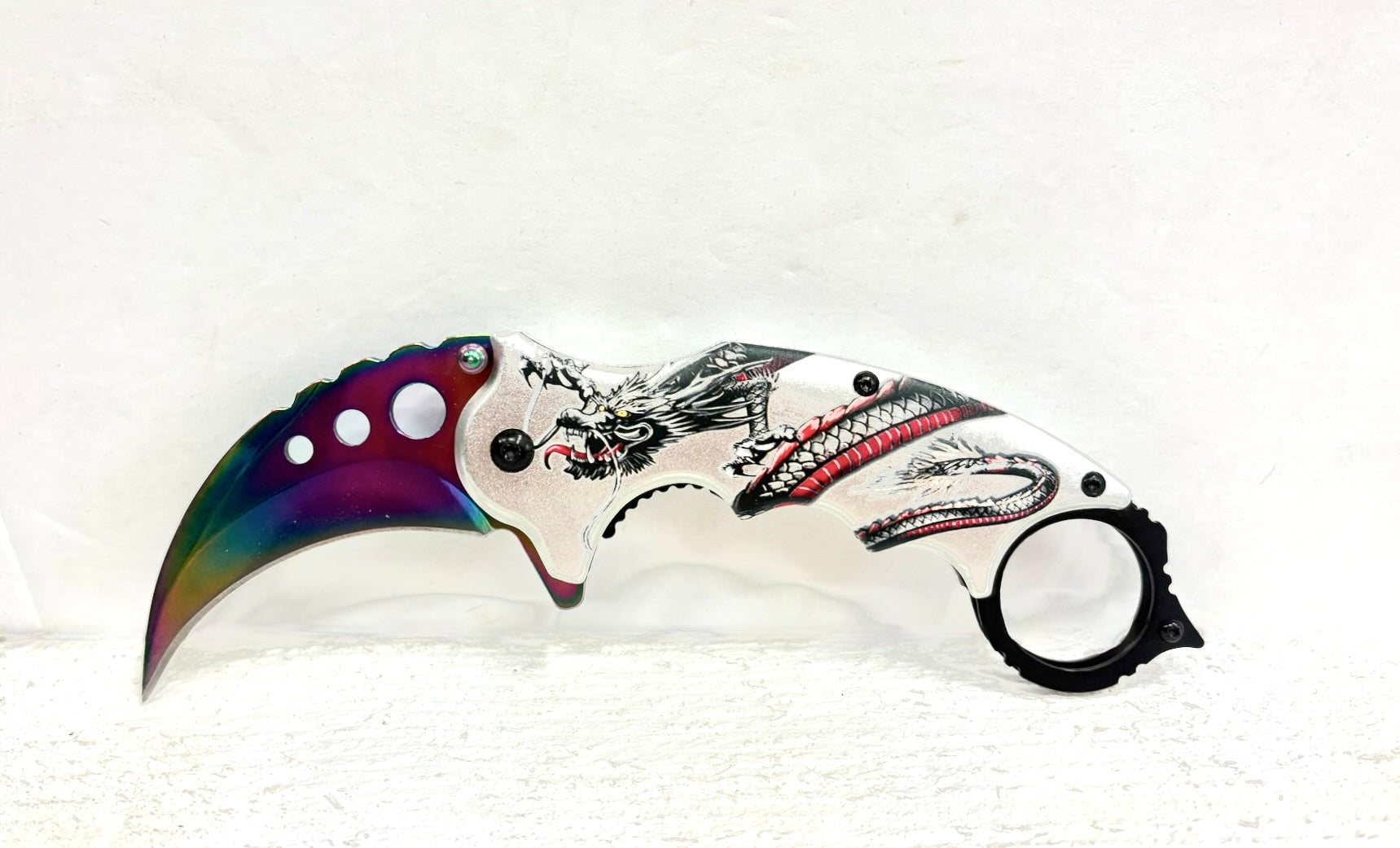 Karambit Knife: Dragon design handle
