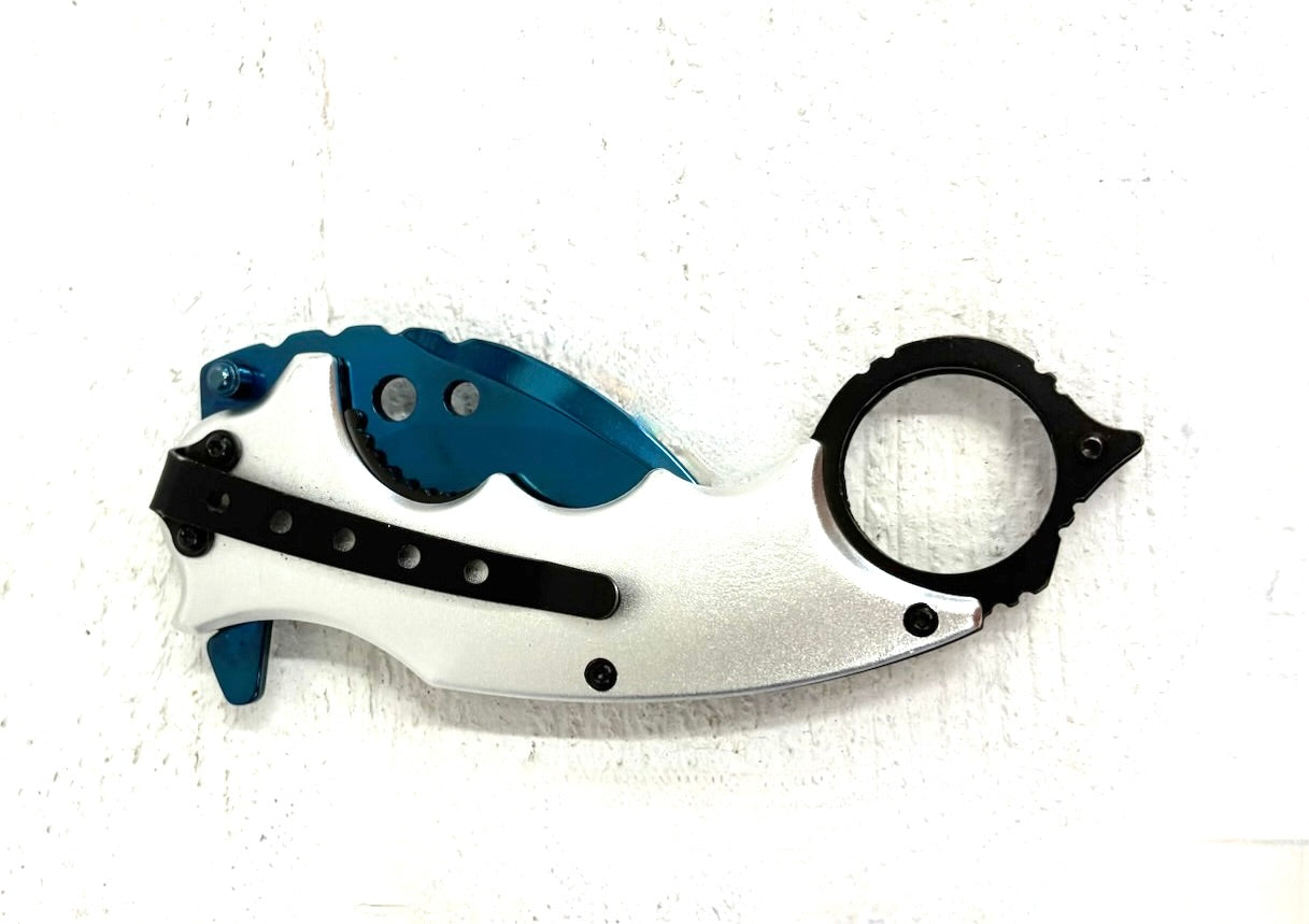 Karambit Knife: Dragon design handle