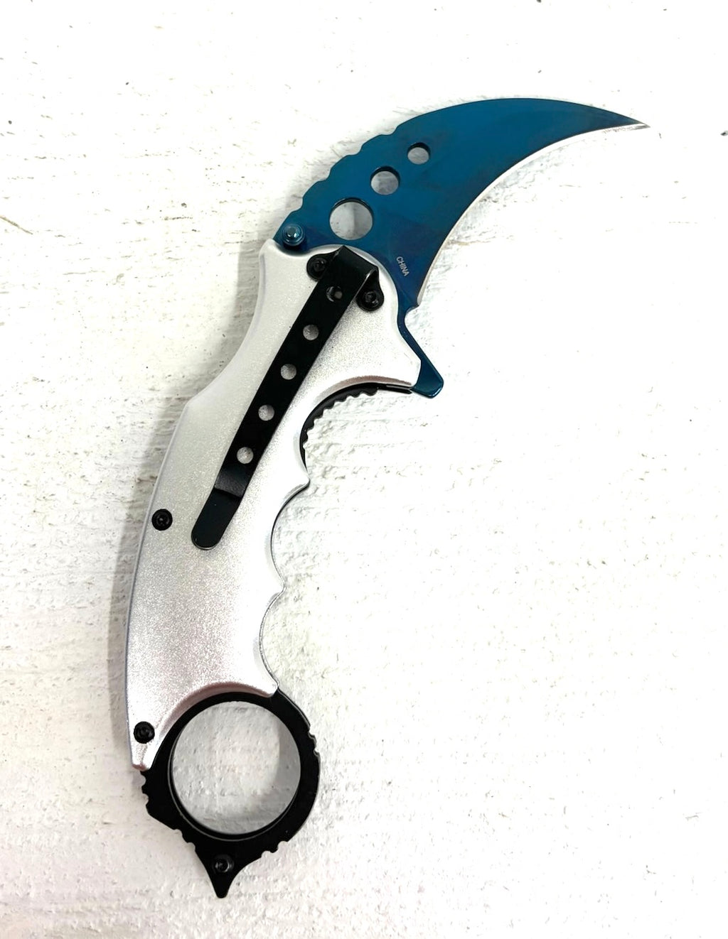 Karambit Knife: Dragon design handle