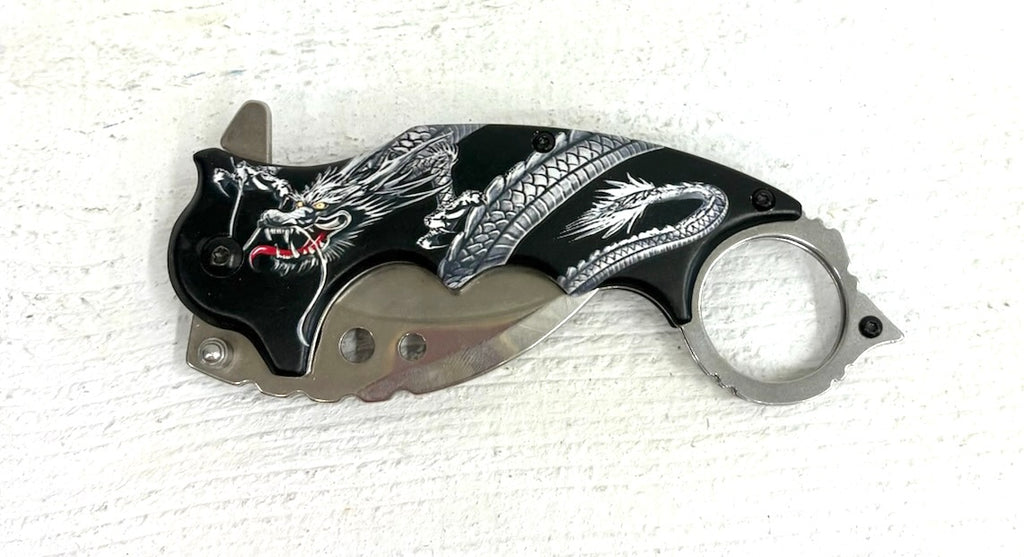 Karambit Knife: Dragon design handle