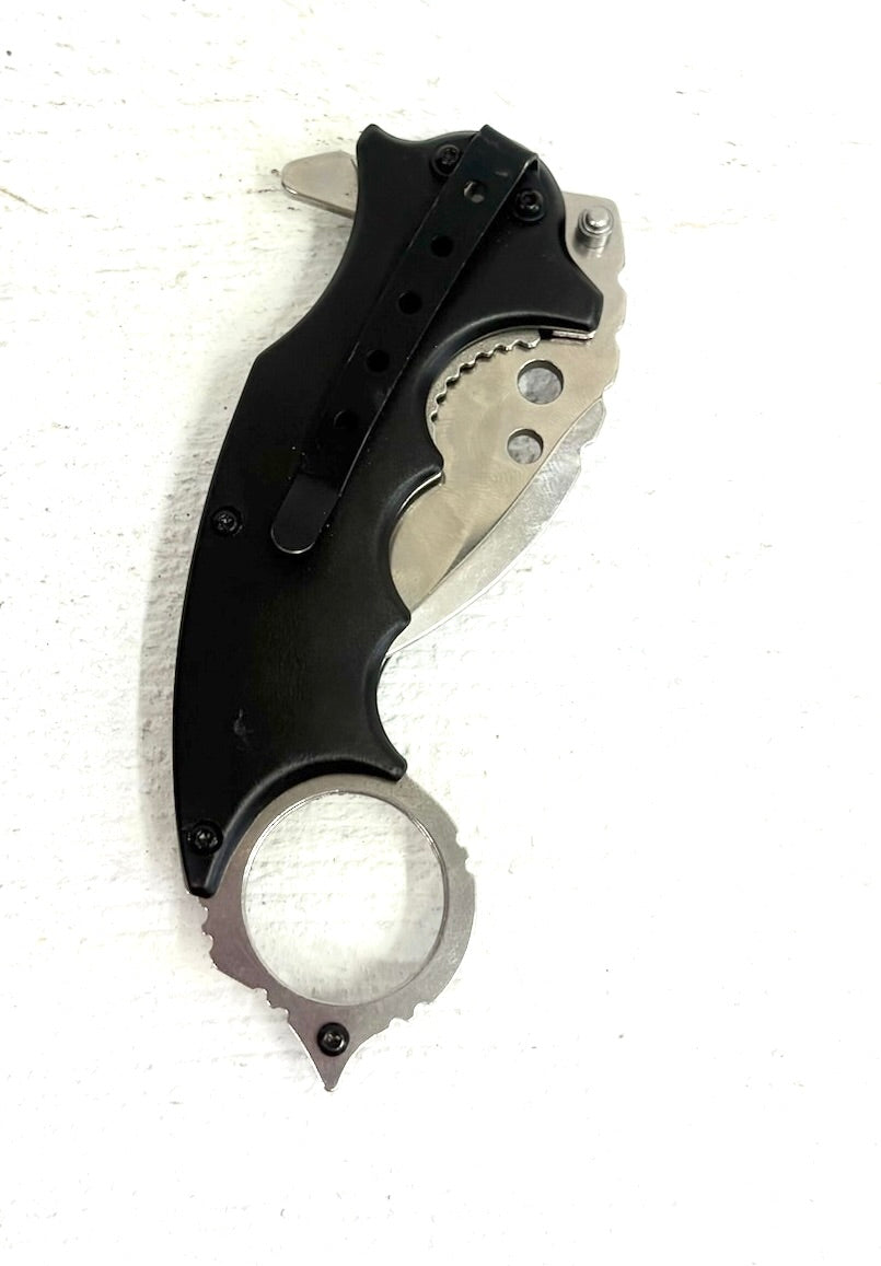 Karambit Knife: Dragon design handle