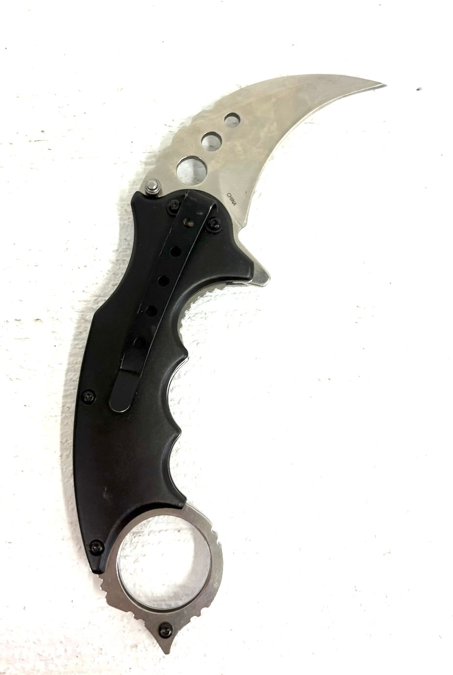 Karambit Knife: Dragon design handle