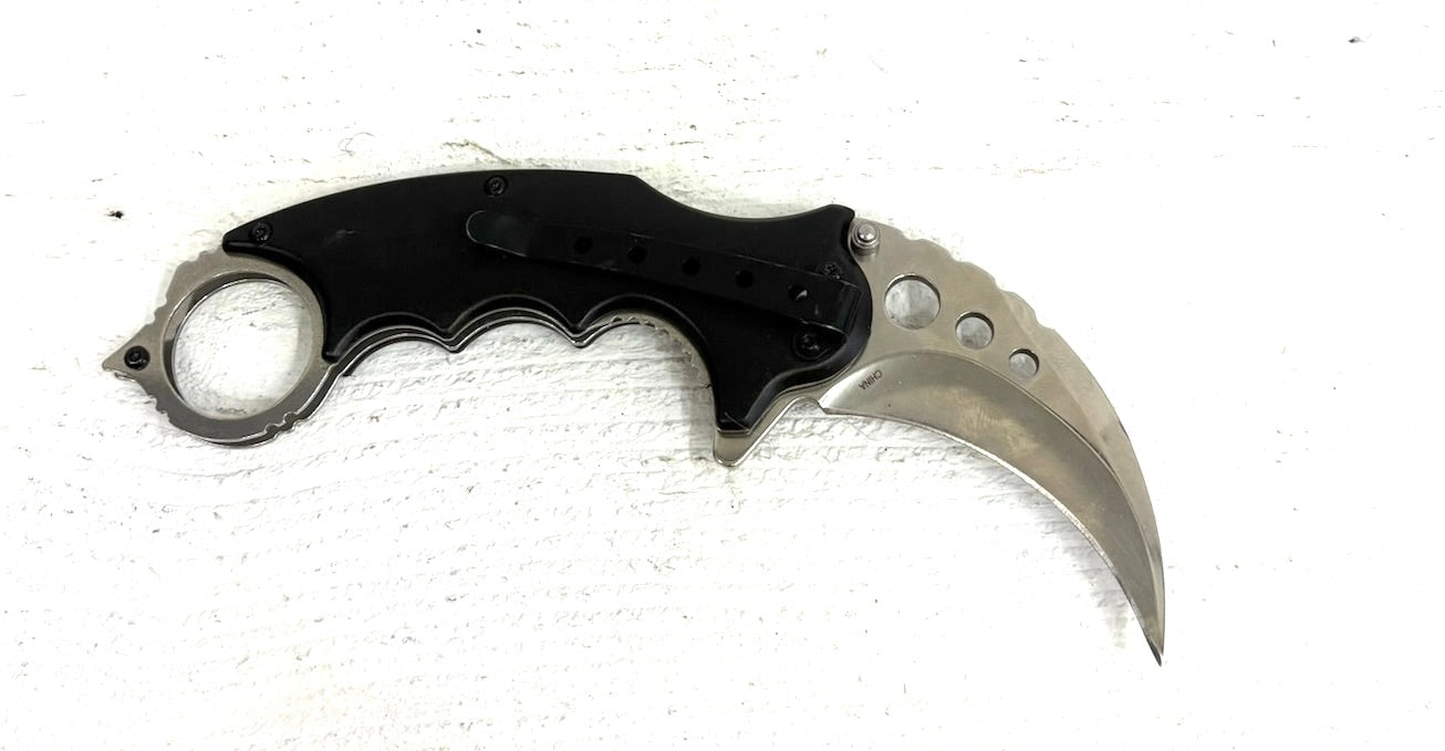 Karambit Knife: Dragon design handle